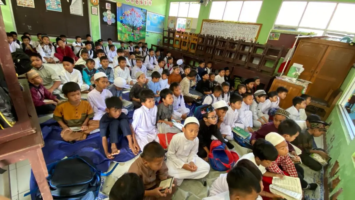 Kegiatan Rutin Jumat Keagamaan: Pembacaan Surat Yasin dan Doa Bersama Seluruh Siswa