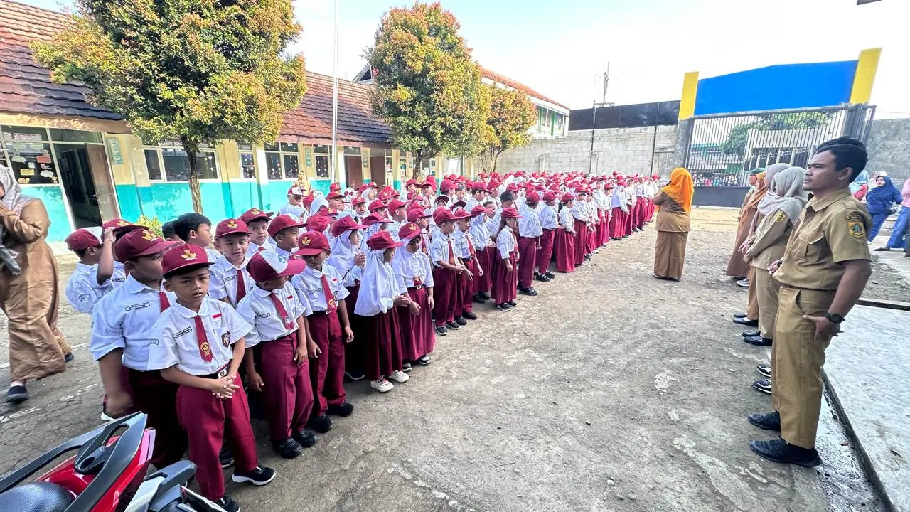 Barisan Guru Mengikuti Apel Pagi